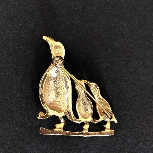 Vintage Penguins marching Brooch Goldtone enamel rhinestones - Picture 3 of 3
